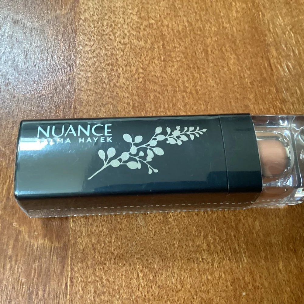 Nuance Salma Hayek Botanical Buff 600 New/Sealed 0.123 oz
